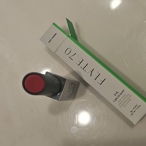 Flyte.70 Makeup 7 Piece Bundle Plus Zip Case. - Picture 9 of 10